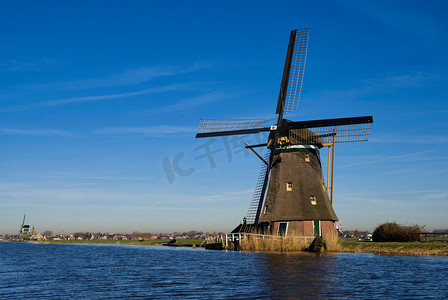 天津南运河摄影照片_Achtkante Molen 风车沿着 Groot-Ammers 附近的一条运河
