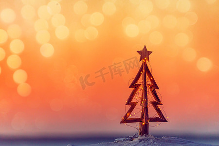 室外圣诞背景摄影照片_海滩边的一棵圣诞树