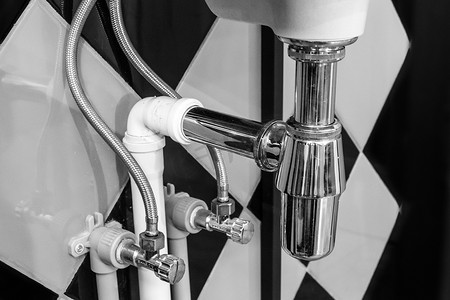 胶皮水管摄影照片_水槽钢水管系统下的水暖管