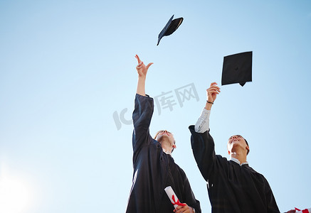 文凭、证书和学位典礼活动结束后，毕业帽投掷、蓝天和朋友。