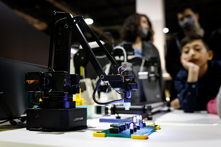 机器人节展台上的传送带式机器人贴装芯片