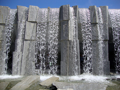 耶尔巴布埃纳花园马丁·路德·金纪念馆的瀑布