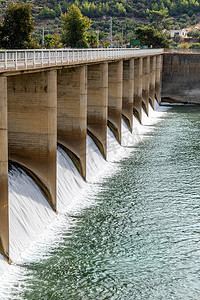 流动的水摄影照片_水力发电站排放的水