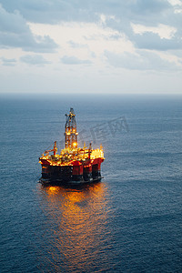 带照明的海上石油和天然气平台