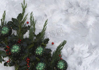 圣诞节或新年餐桌装饰，配有冷杉树枝、冬青树枝和浆果