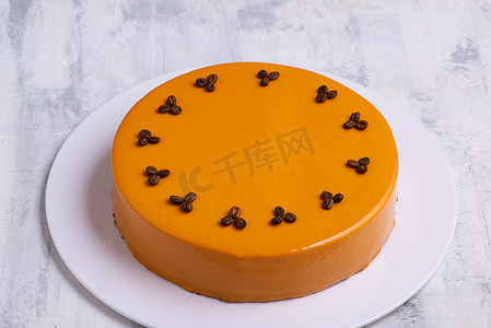 美味的黄色分层蛋糕的特写镜头，上面是烤咖啡豆