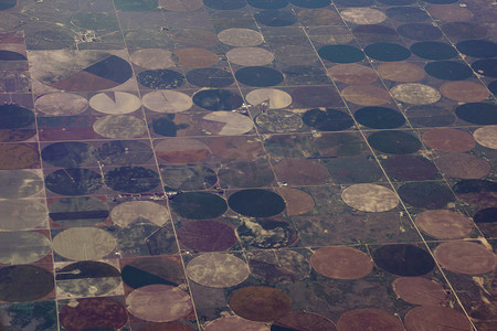 中心枢轴喷头在农田中形成的麦田圈的高空鸟瞰图