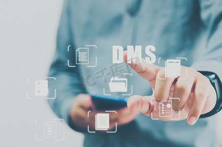 DMS 集成文档管理系统概念在线文档数据库和数字文件归档软件。人手触摸虚拟屏幕图标业务。