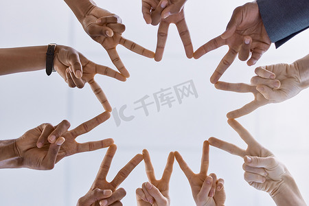 信任的伙伴摄影照片_和平、团队合作以及商界人士手或手指的支持或协作作为他们的伙伴关系和信任的象征。