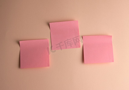 白色背景上粘贴的三个粉红色纸贴纸