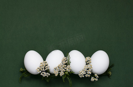 节日复活节彩蛋，绿色背景上有白色小花。