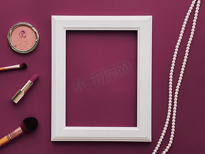 白色垂直艺术框架、化妆品和紫色背景的珍珠首饰作为平面设计、艺术品印刷或相册
