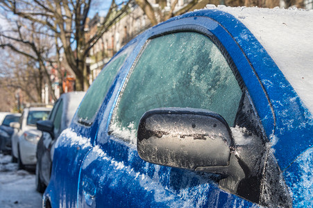 蒙特利尔冻雨后汽车被厚厚的冰覆盖，