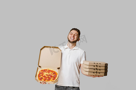 餐厅在线提供 4 个披萨盒安全送货服务。