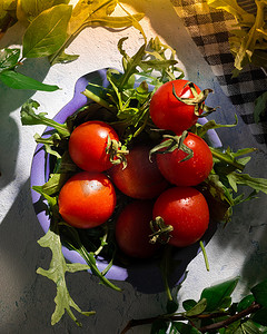 菜单黑金摄影照片_新鲜多汁的中等稀有牛肉钻排配新鲜西红柿。