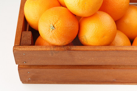 木箱里的橘子