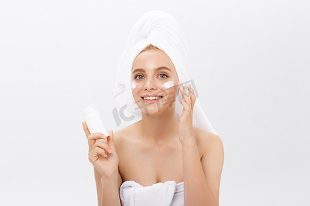 美容青年护肤概念-美丽的白种女人脸部肖像持有和呈现奶油管产品。