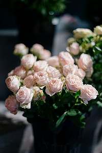 花店花束摄影照片_花店里的白玫瑰。花店里的花。
