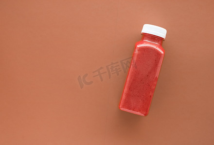 用于减肥清洁的排毒超级食品冰沙瓶。棕色背景，食品和营养专家博客的平面设计