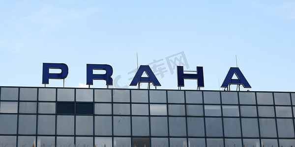 捷克共和国布拉格-2018 年 7 月 28 日：Ruzyne、Vaclav Havel 机场、玻璃窗下的 PRAHA（捷克语“布拉格”）标签。
