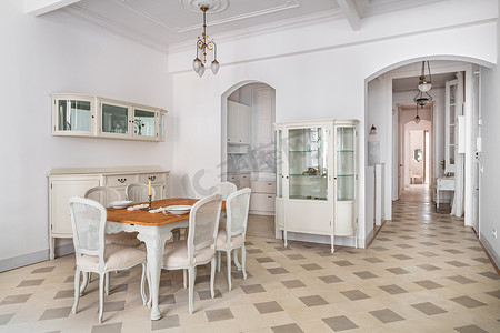 客厅采用复古风格装饰，配有餐桌、瓷砖地板和复古吊灯