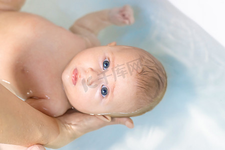 宝宝浴室摄影照片_宝宝在浴室洗完澡后。