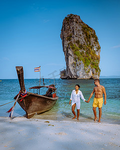 泰国甲米，一对中年亚洲女人和欧洲男人在海滩上，