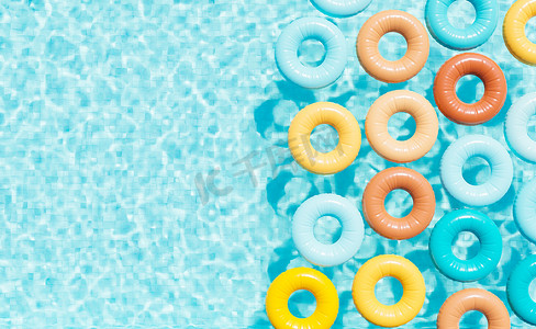 阳光明媚的日子里，游泳池里五颜六色的游泳管