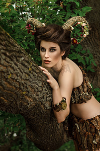 在森林里用树皮做成的裙子，长着辫子角的女孩