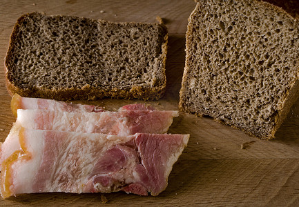 黑面包和咸猪油，木板上有肉条