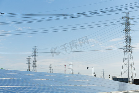 太阳太阳能板摄影照片_太阳能电池板和电力塔