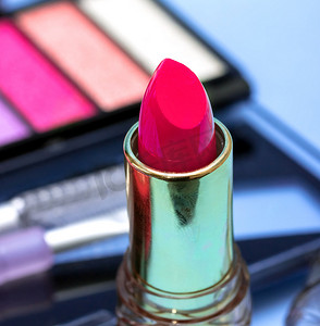 化妆粉红色口红显示美容产品和面部