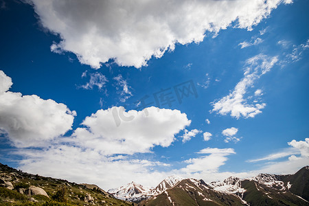 山脉的 HDR 照片与大多云的天空