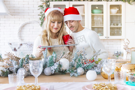 男人和女人在厨房里的圣诞照片。