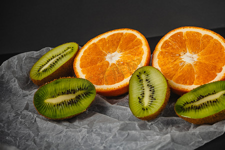 奢华的水果背景。橙子和猕猴桃在切口中。