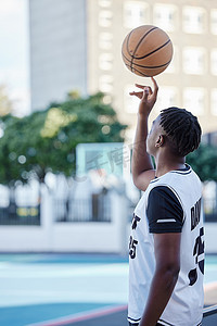打篮球背景摄影照片_健身男子在运动场上打篮球。
