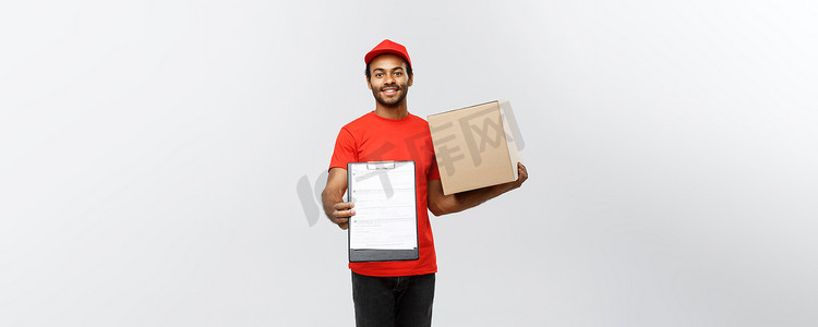 交付概念-英俊的非洲裔美国送货员或快递员的肖像，显示要签署的确认文件表格。