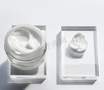 玻璃面摄影照片_玻璃、美容护肤、化妆品科学上的面霜保湿罐和产品样品