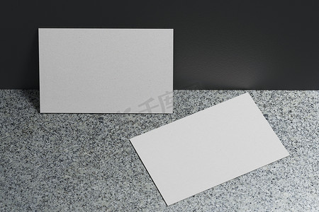 白色名片纸样机模板，带有空白空间封面，用于在大理石地板背景上插入公司徽标或个人身份。