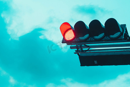 交通标志上的红灯控制车辆汽车机动运输在十字路口保护事故。