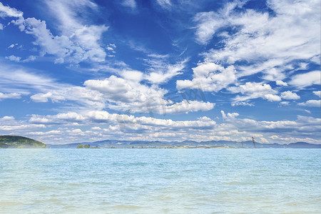 全景海景蓝色的大海和蓝天在夏天与山的背景。