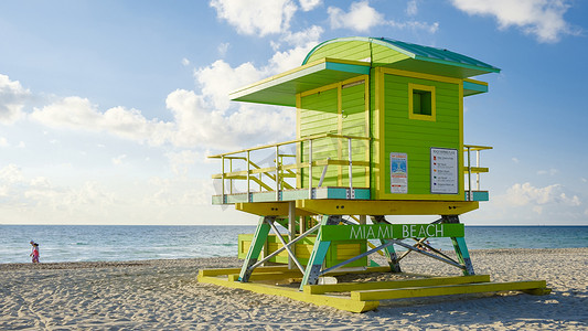 迈阿密海滩摄影照片_佛罗里达州迈阿密海滩上的救生员小屋，迈阿密海滩日出时海滩上色彩缤纷的小屋