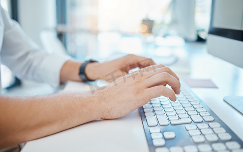 在企业、创意和商务办公室的电脑键盘上打字的商人手特写。
