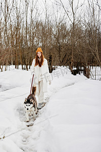 雪地里的女人在户外与狗玩耍友谊寒假