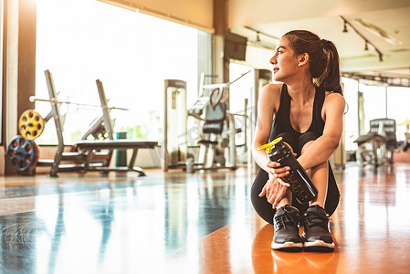 运动女性在健身房锻炼或锻炼后放松休息。