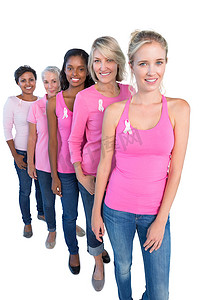 快乐的女性穿着粉红色和丝带治疗乳腺癌