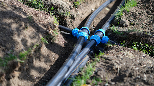 在夏季小屋的沟渠中安装 PVC 水管