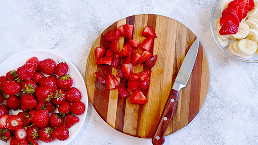 在木板上切草莓。