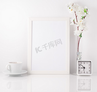 白框，花瓶里的花，茶杯或咖啡，钟表