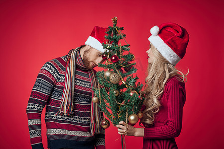 浪漫红色背景摄影照片_男人和女人圣诞假期新年浪漫红色背景